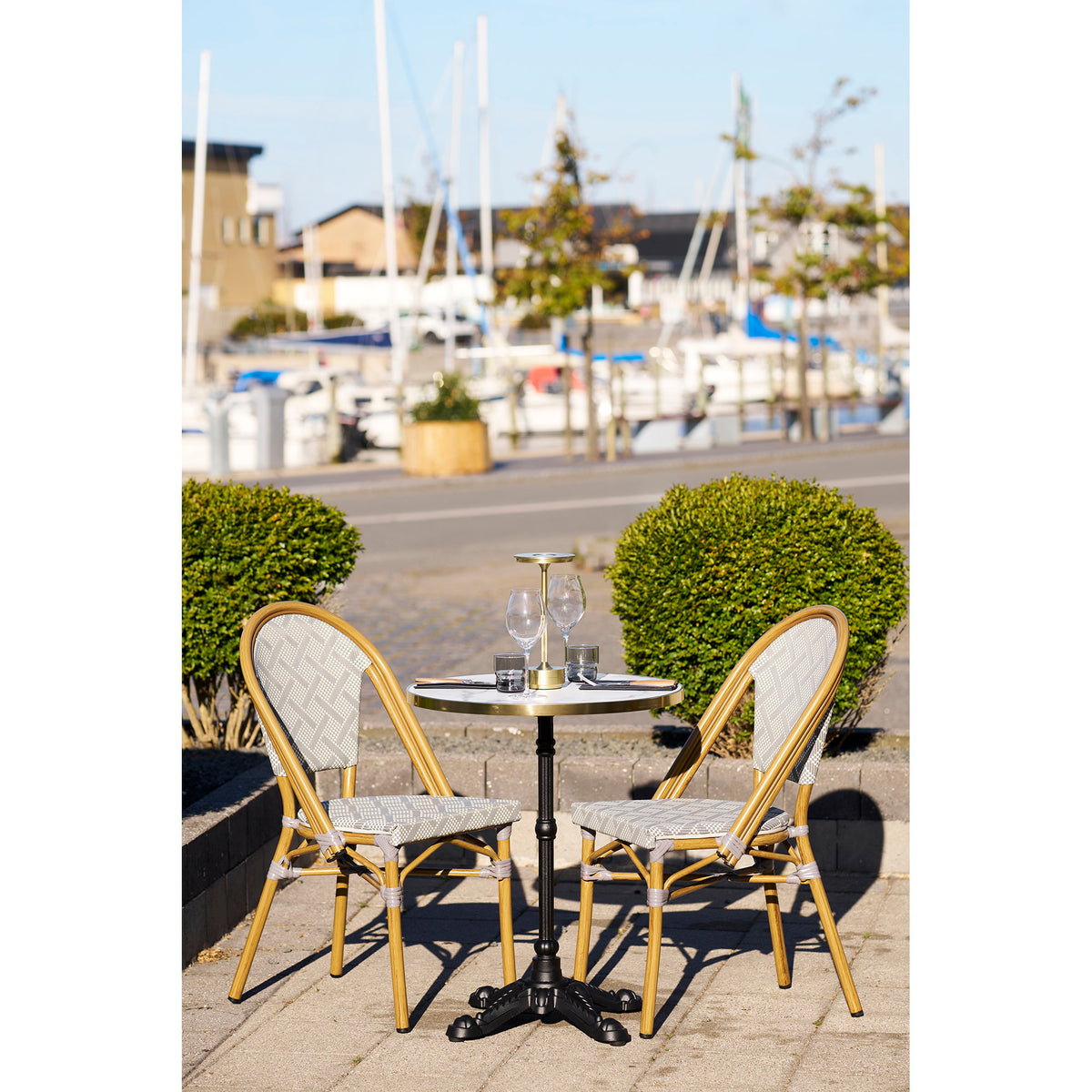 Garten-Bistrotisch rund – Gusseisen, Marmoroptik Weiß mit Goldrand, Beine Schwarz, ø 60 cm – Ansicht 5