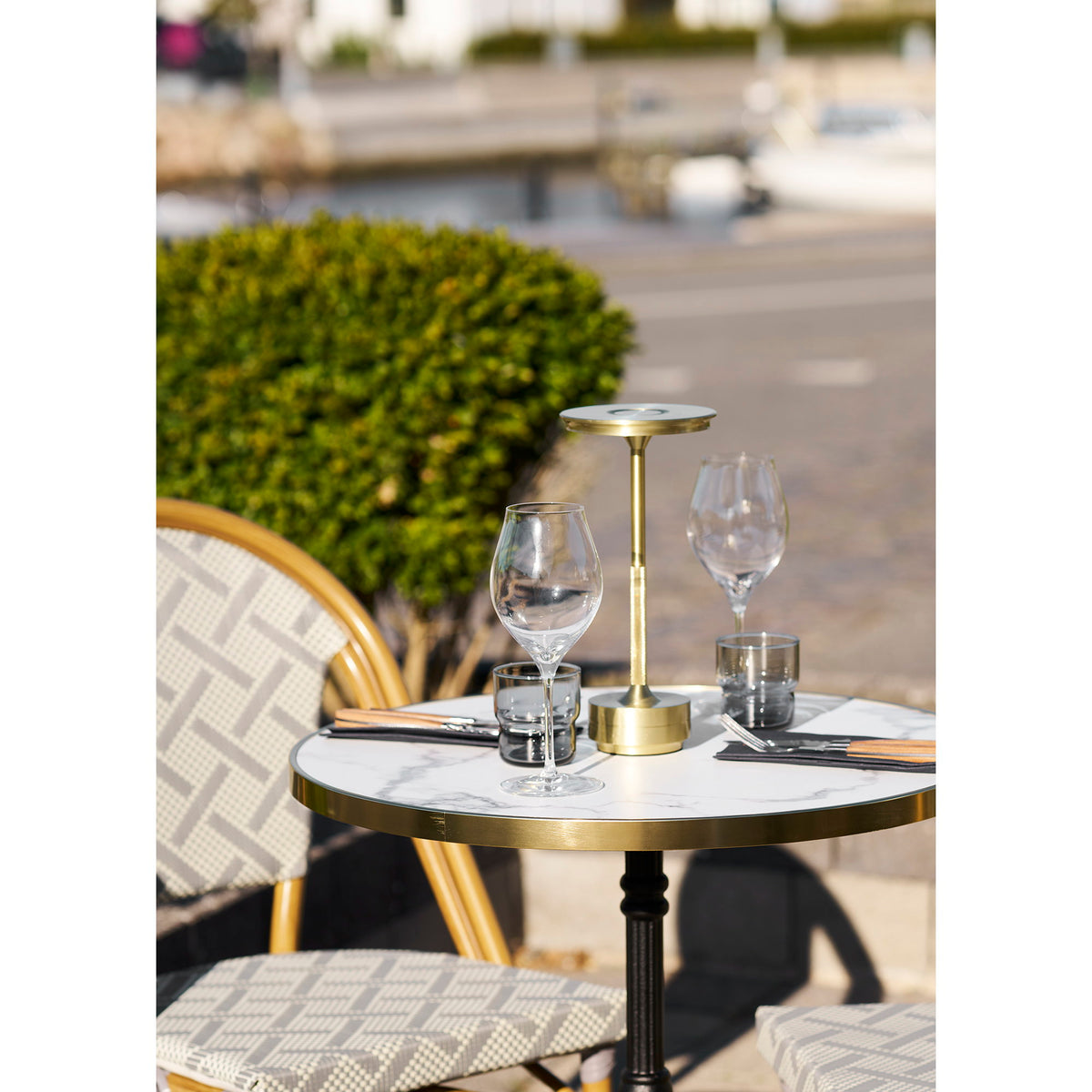 Garten-Bistrotisch rund – Gusseisen, Marmoroptik Weiß mit Goldrand, Beine Schwarz, ø 60 cm – Ansicht 6