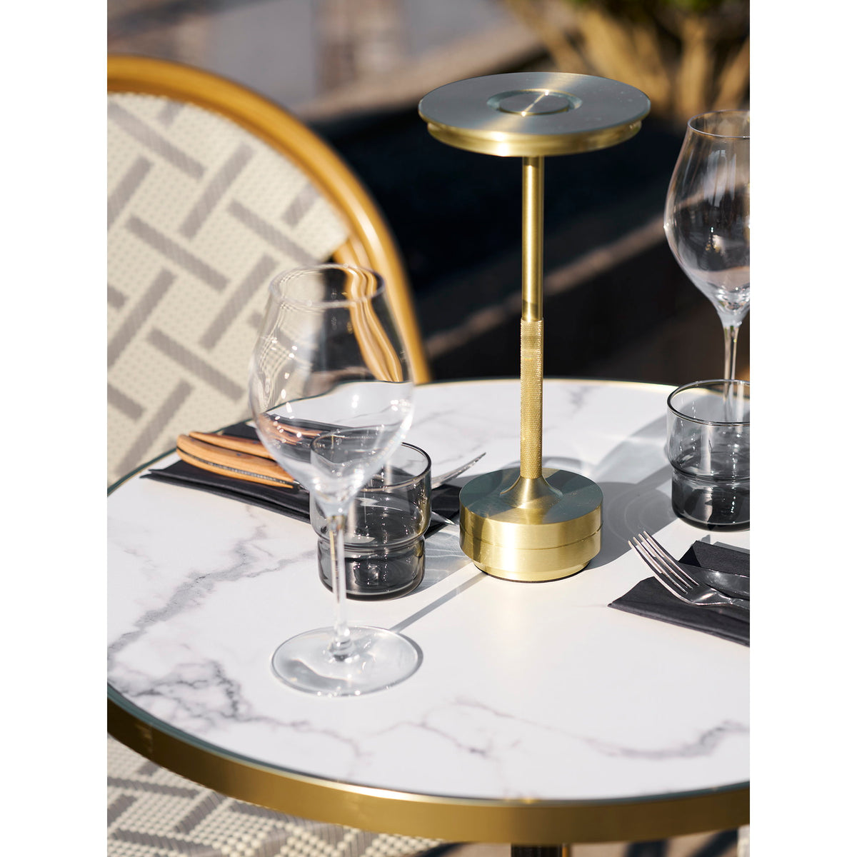 Garten-Bistrotisch rund – Gusseisen, Marmoroptik Weiß mit Goldrand, Beine Schwarz, ø 60 cm – Ansicht 7