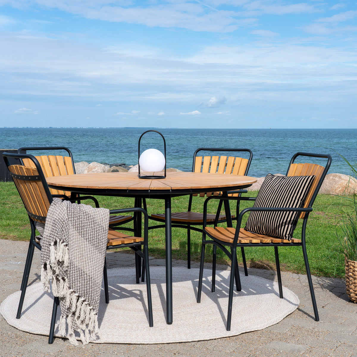 Luna Essgruppe mit 4 Stühlen – Teak Natur/Schwarz – Ansicht 3