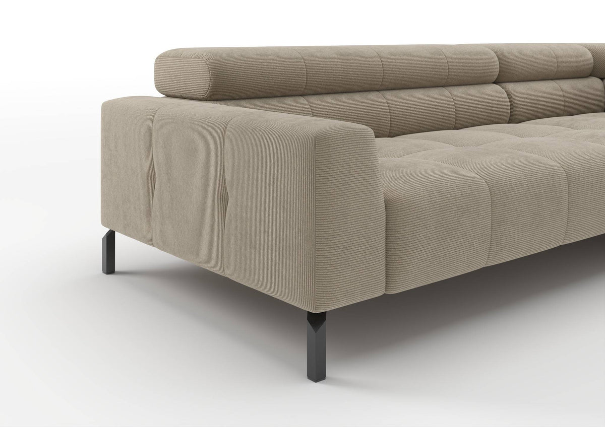 Kalmar Ecksofa in L-Form in Feincord Sand – Detail Armlehne und Fuß