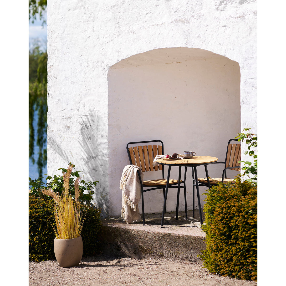 Luna Gartenstuhl 4er-Set – Teak Natur, Gestell Schwarz – Ansicht 6