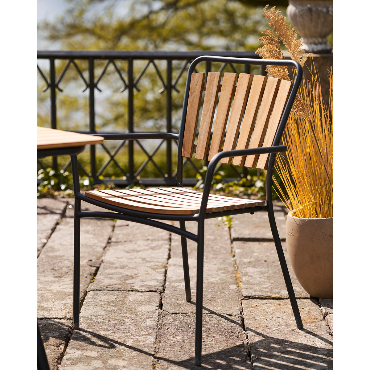 Luna Gartenstuhl 4er-Set – Teak Natur, Gestell Schwarz – Ansicht 7