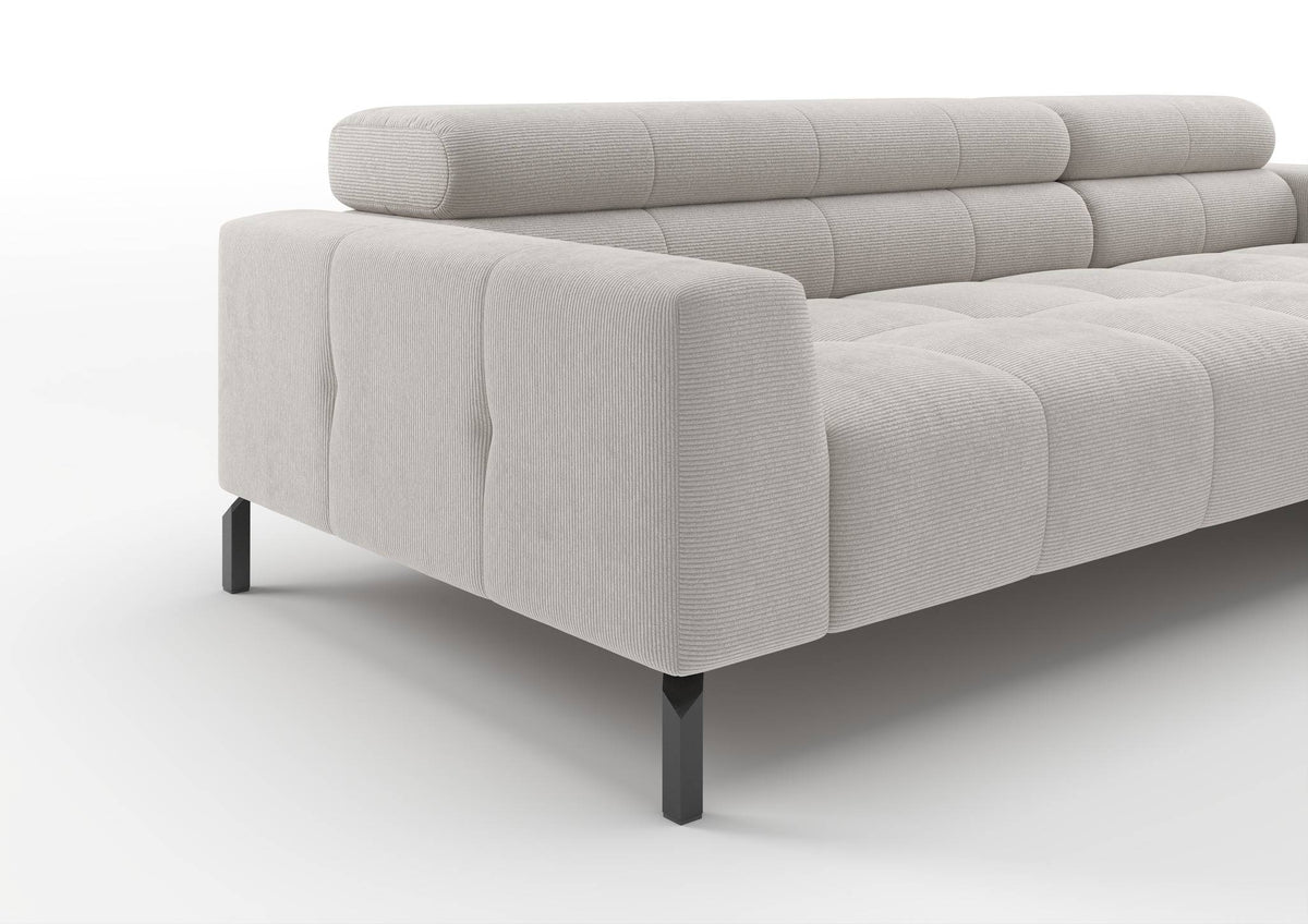 Kalmar Ecksofa mit Longchair in Feincord Weiß – Detail Armlehne und Fuß