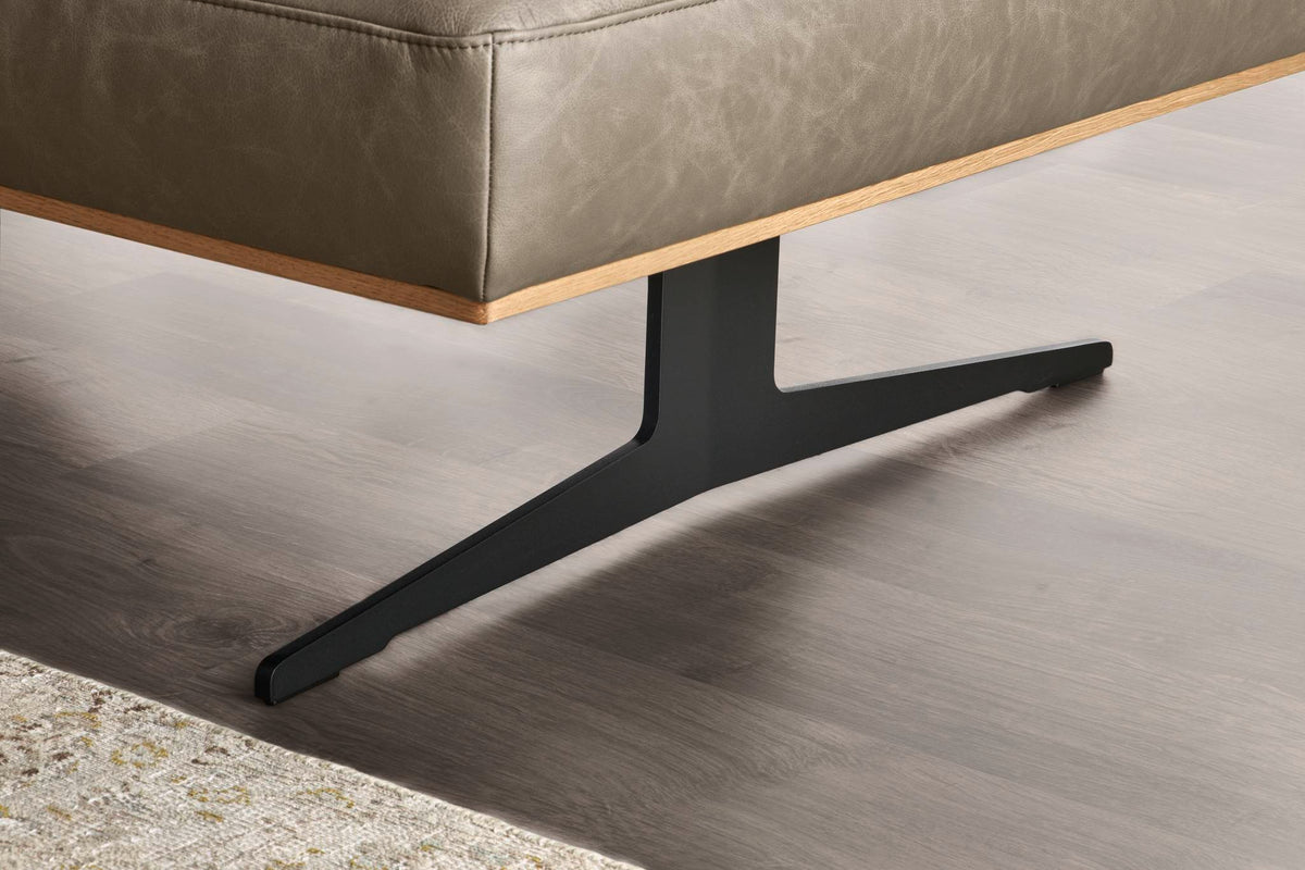 Arendal 3-Sitzer-Sofa in Leder Elephant – Detail Kufe und Eichenrahmen