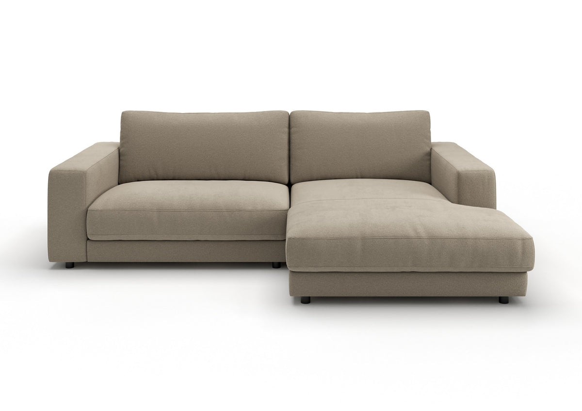 Skagen Ecksofa mit Longchair in Feincord Sand, Longchair rechts – Ansicht von vorn