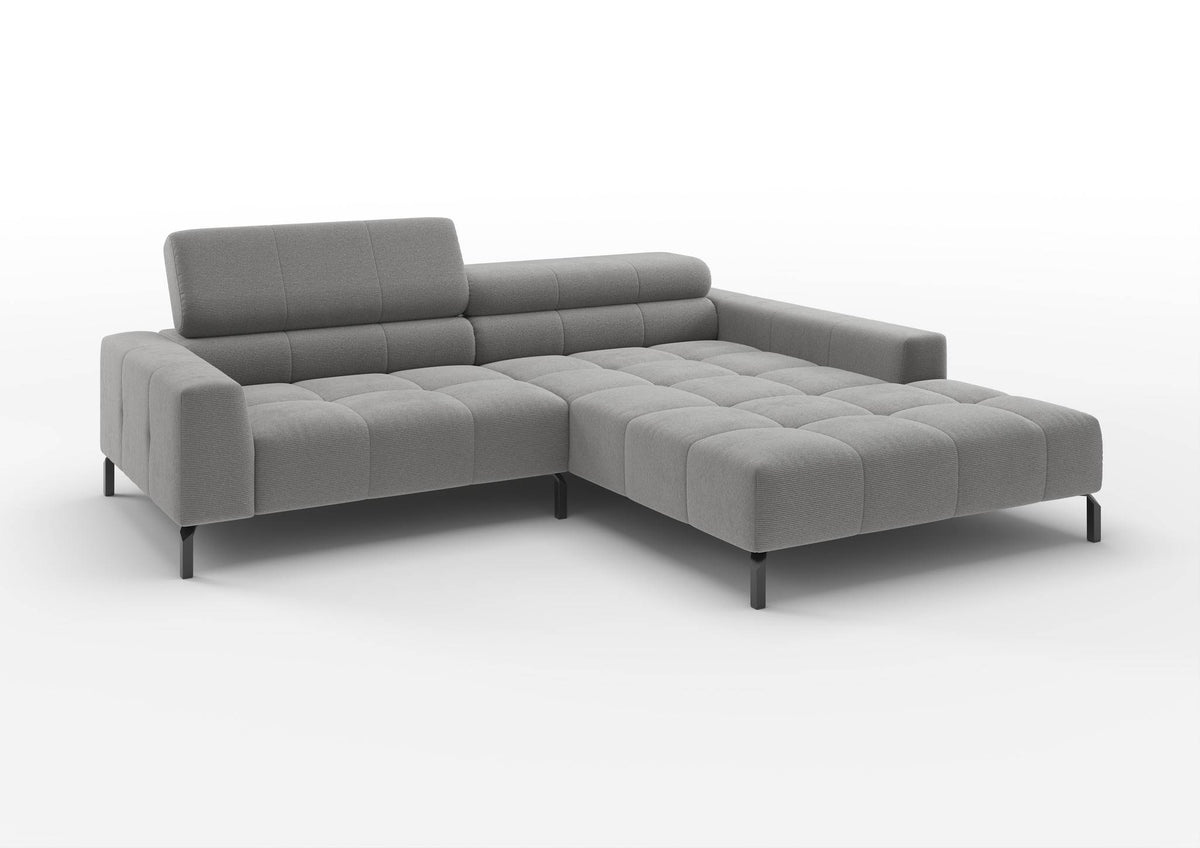 Kalmar Ecksofa kompakt mit Ottomane in Feincord Grau, Ottomane rechts – mit hochgestelltem Kopfteil