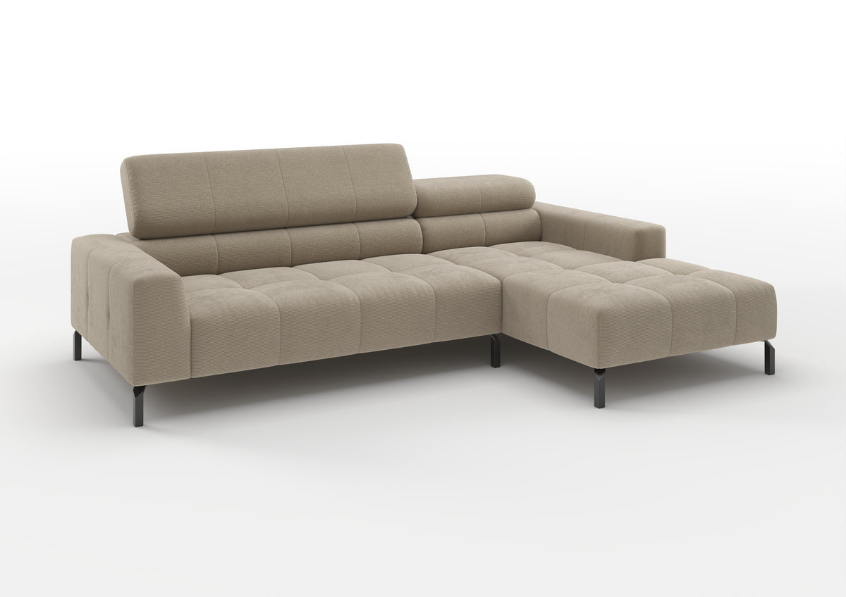 Kalmar Ecksofa mit Longchair in Feincord Sand, Longchair rechts – mit hochgestelltem Kopfteil