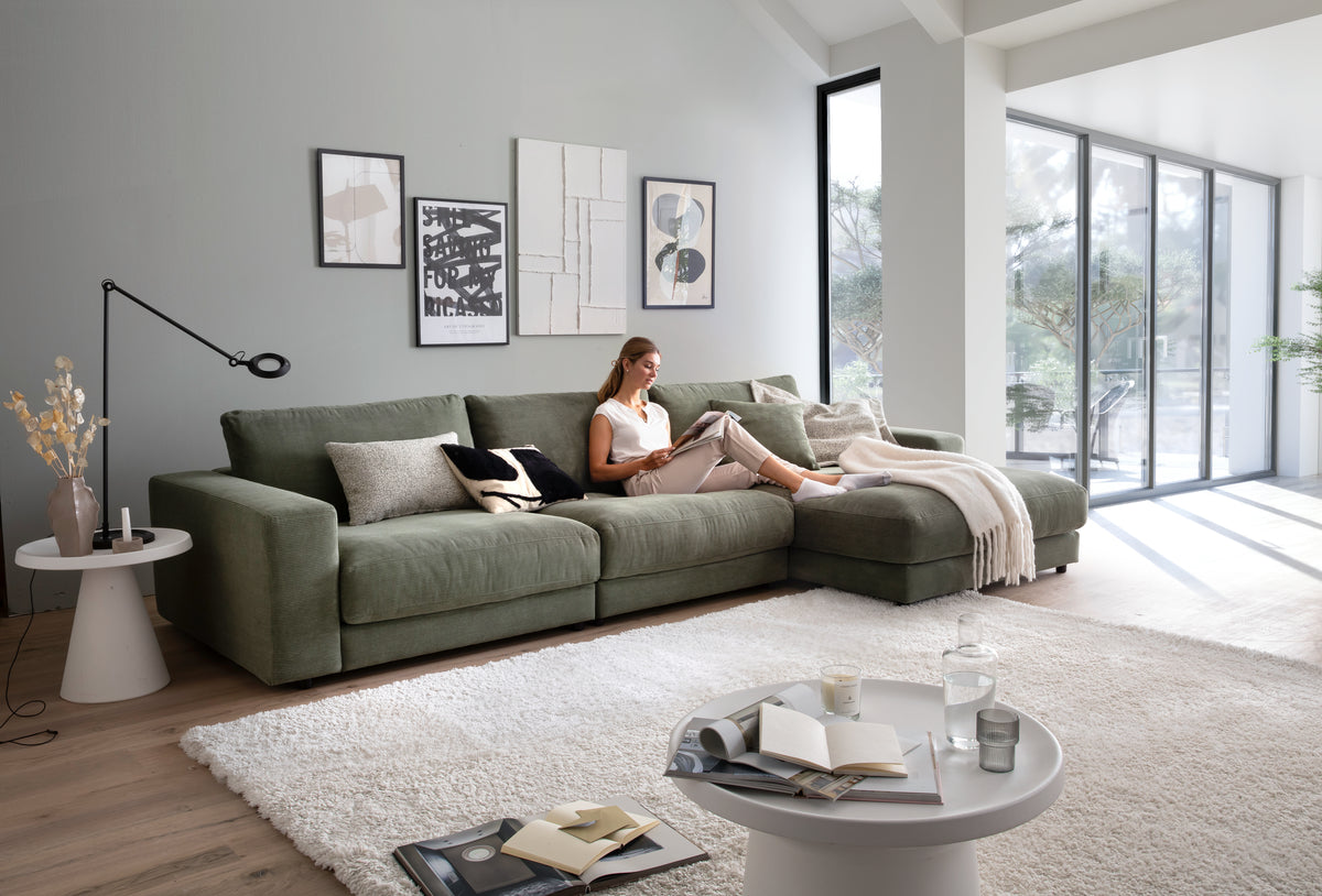 Skagen Ecksofa mit Longchair in Feincord Oliv, Longchair rechts – Wohnbeispiel