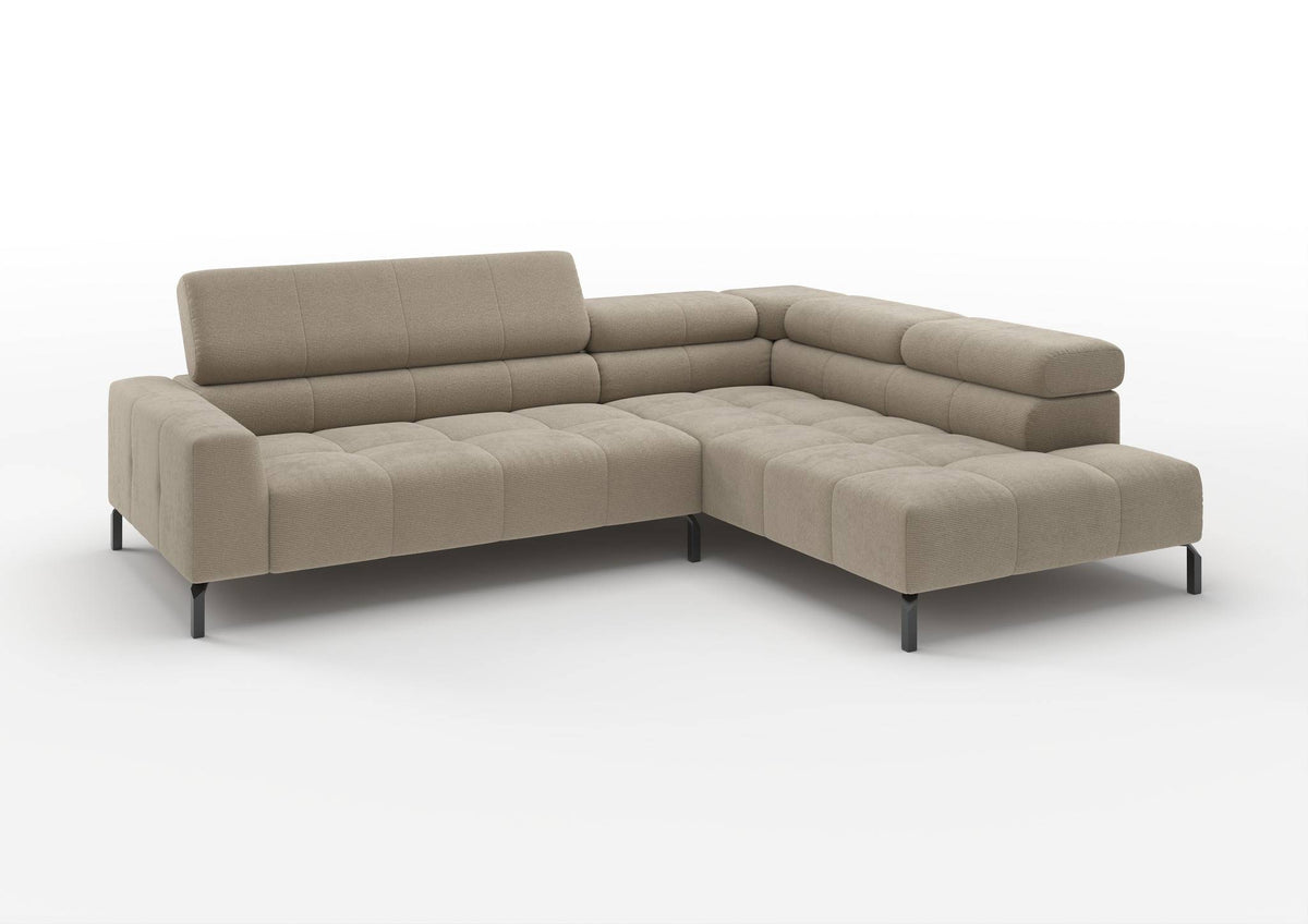 Kalmar Ecksofa in L-Form in Feincord Sand, Ecke rechts – mit hochgestelltem Kopfteil