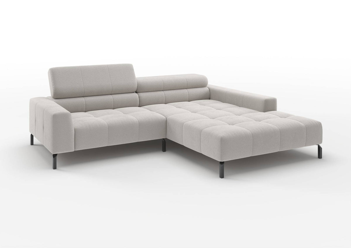 Kalmar Ecksofa kompakt mit Ottomane in Feincord Weiß, Ottomane rechts – mit hochgestelltem Kopfteil