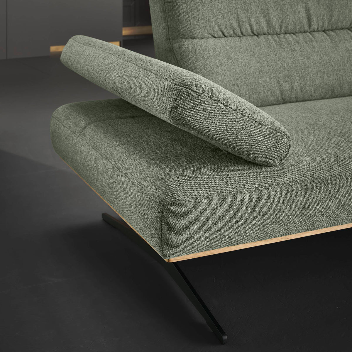 Arendal Ecksofa mit Longchair in Webstoff Turtle – Detail Armlehne hochgeklappt