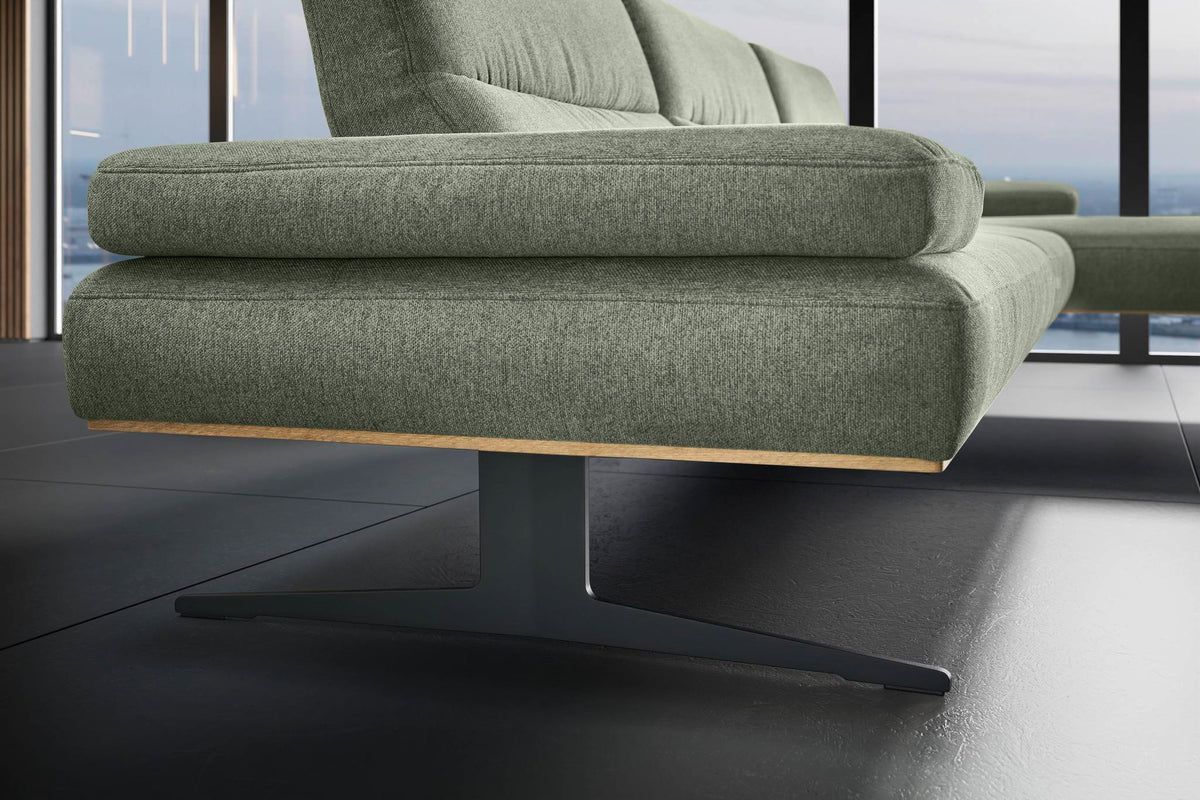 Arendal Ecksofa mit Longchair in Webstoff Turtle – Detail Eichenrahmen und Kufe