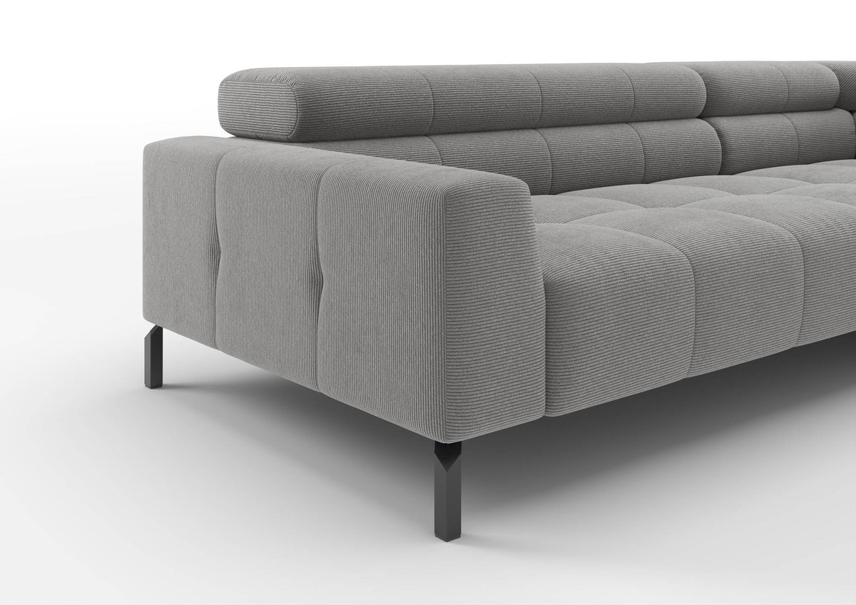Kalmar Ecksofa in L-Form in Feincord Grau – Detail Armlehne und Fuß
