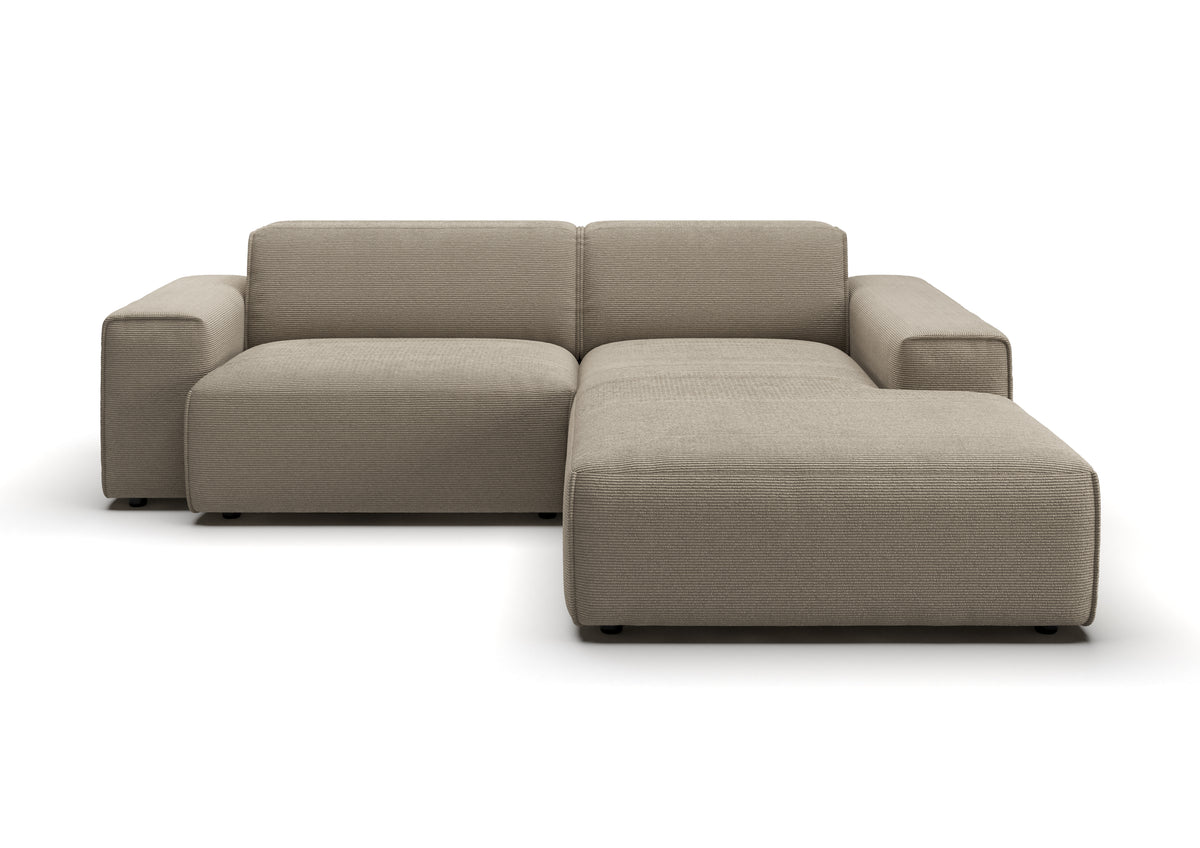 Lund Ecksofa kompakt mit Ottomane in Feincord Sand, Ottomane rechts – Ansicht von vorn
