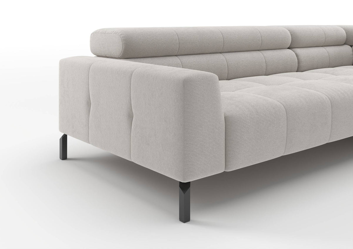 Kalmar Ecksofa in L-Form in Feincord Weiß – Detail Armlehne und Fuß