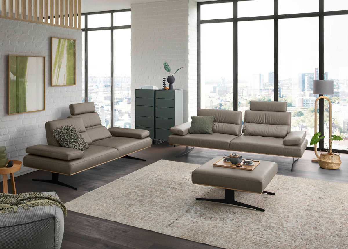 Arendal 2,5-Sitzer-Sofa in Leder Elephant – Wohnbeispiel mit 3-Sitzer und Hocker