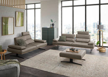 Arendal 3-Sitzer-Sofa in Leder Elephant – Wohnbeispiel mit 2,5-Sitzer und Hocker