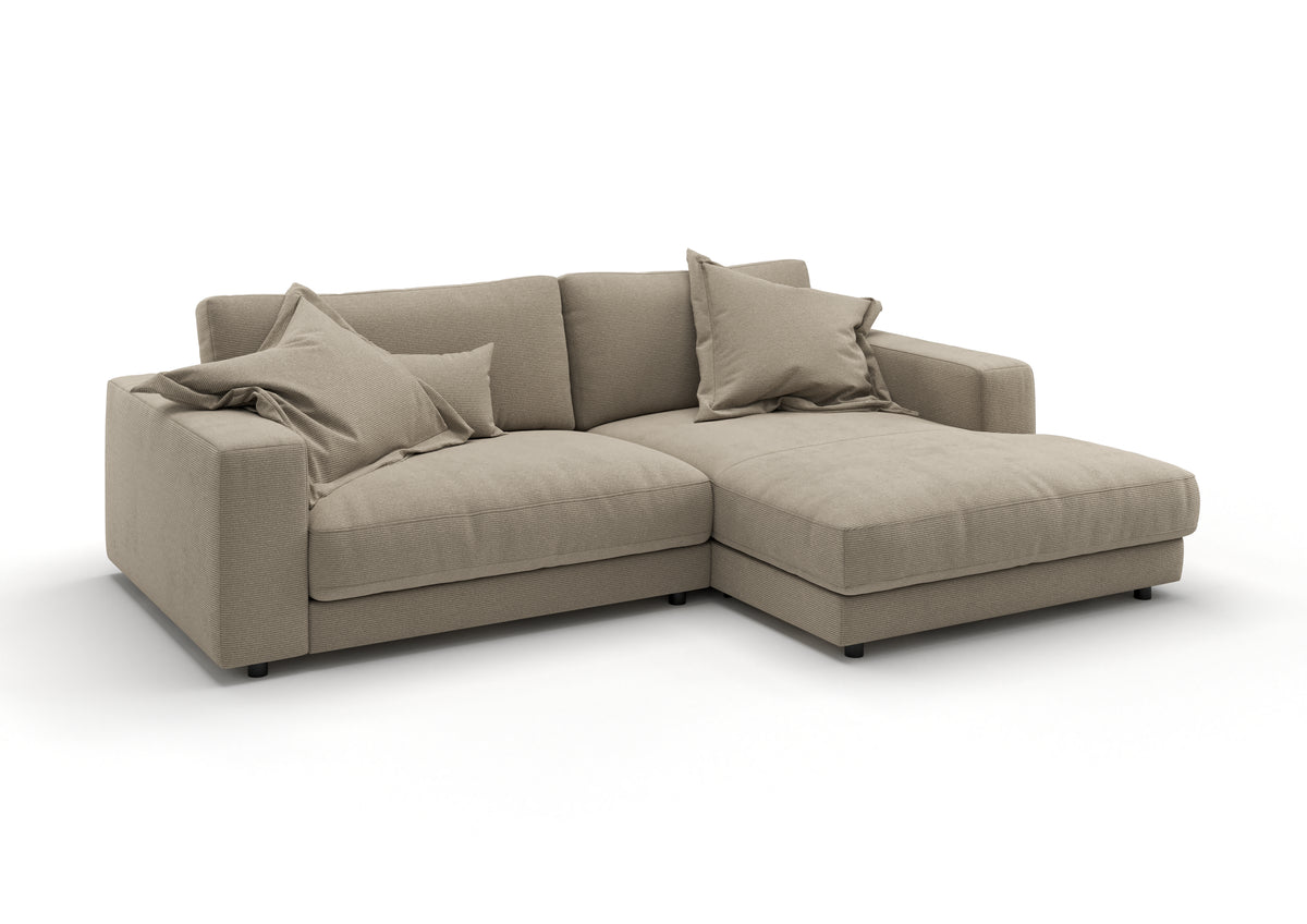 Skagen Ecksofa mit Longchair in Feincord Sand, Longchair rechts – mit Dekokissen
