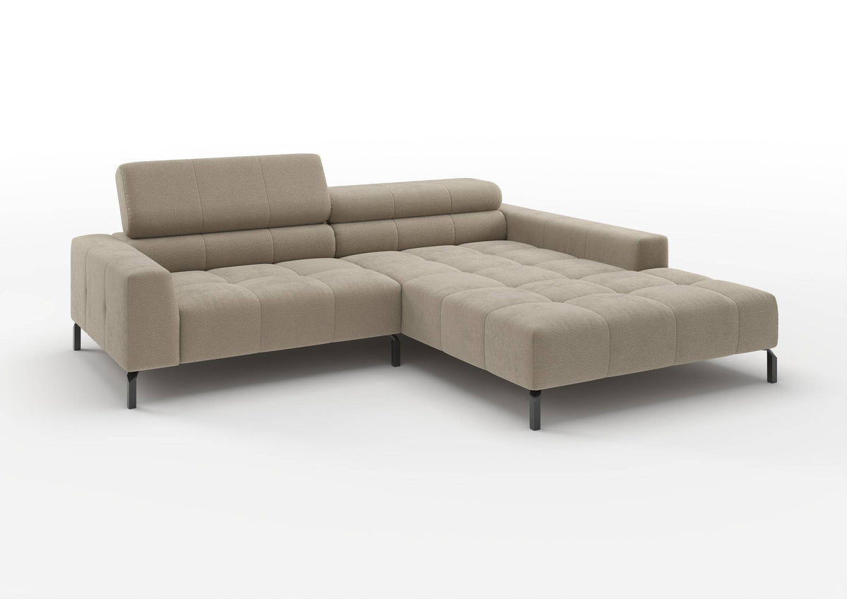 Kalmar Ecksofa kompakt mit Ottomane in Feincord Sand, Ottomane rechts – mit hochgestelltem Kopfteil