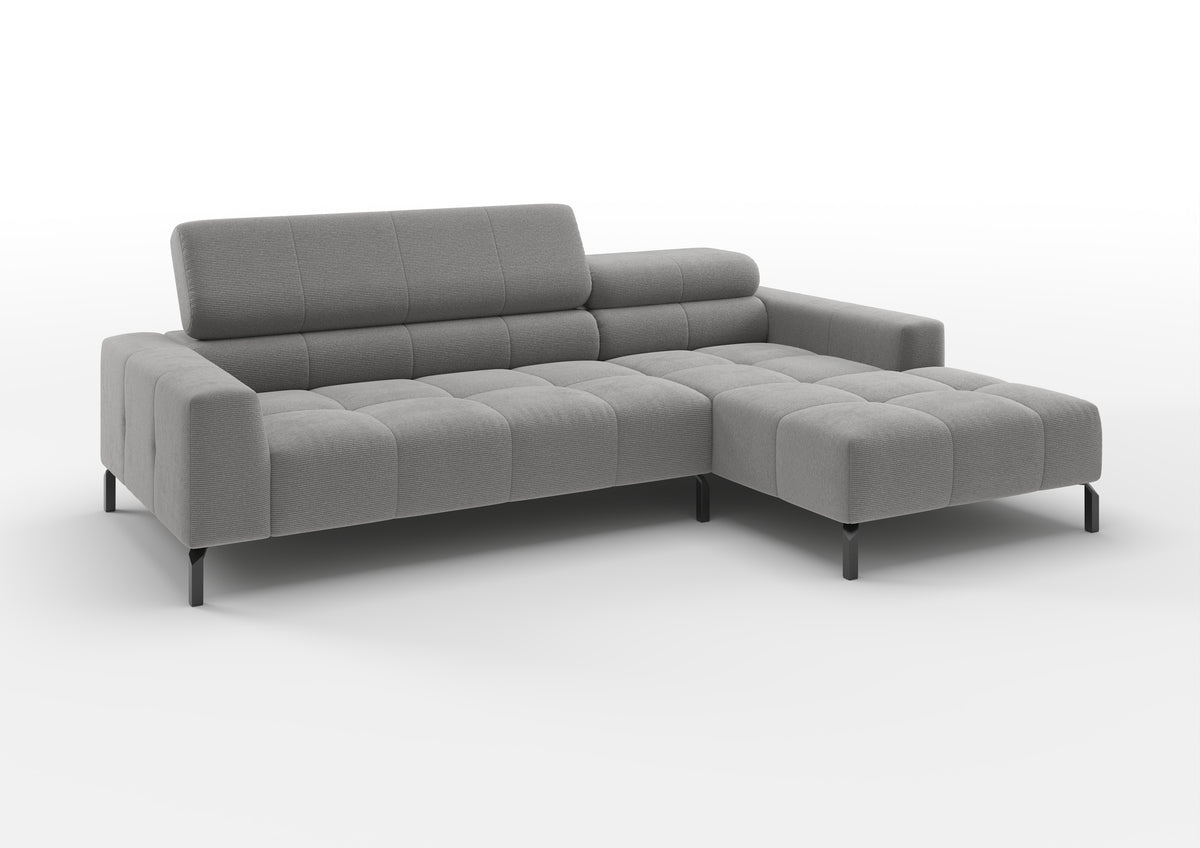 Kalmar Ecksofa mit Longchair in Feincord Grau, Longchair rechts – mit hochgestelltem Kopfteil