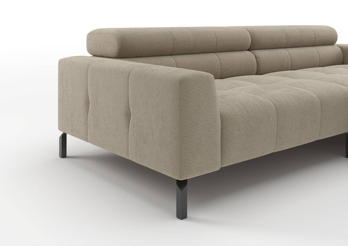 Kalmar Ecksofa kompakt mit Ottomane in Feincord Sand – Detail Armlehne und Fuß