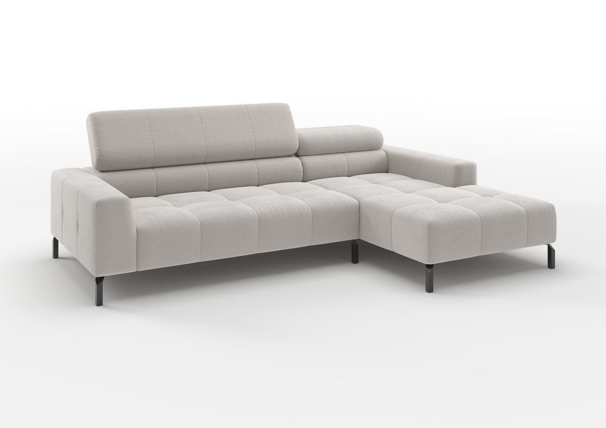 Kalmar Ecksofa mit Longchair in Feincord Weiß, Longchair rechts – mit hochgestelltem Kopfteil